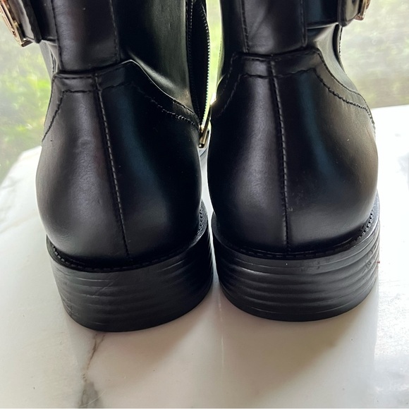 Tommy Hilfiger Women’s Black Ankle Boots With Gold TH Logo Detail Size 9M NWOB - Picture 4 of 8